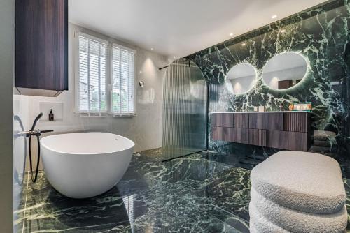 une salle de bain avec une baignoire et un lavabo dans l'établissement Karine By Terrys Homes, à Villeneuve-Loubet