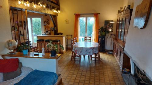 un salon avec une table et une cuisine dans l'établissement Chez Manue, à Brette-les-Pins