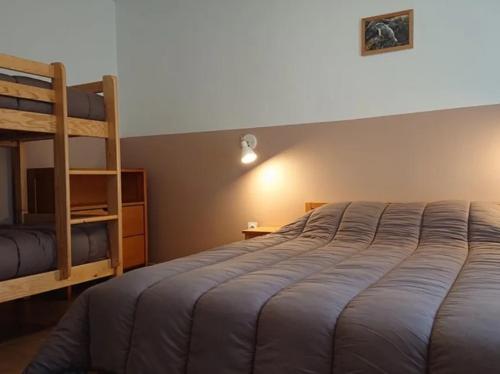 Katil atau katil-katil dalam bilik di Gîte 20 PMR - Confort et Accessibilité au Cœur du Parc des Volcans d'Auvergne