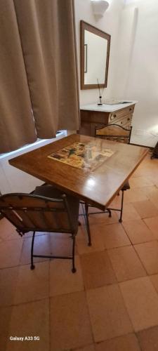 a wooden table in a room with a mirror at Oryza Guest House in Desana