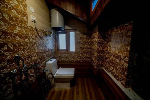 Ένα μπάνιο στο Foresta Living Kasol