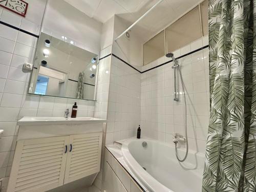 une salle de bain avec une baignoire, un lavabo et une douche dans l'établissement Le Panoramique - Appartement T3 Centre-Ville, Vieux-Port, Gare Saint-Charles, à Marseille