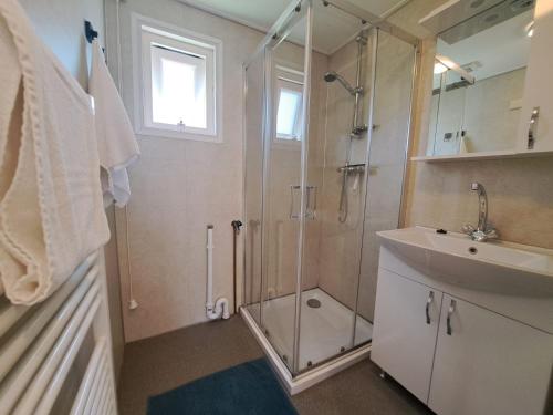 Ένα μπάνιο στο Tiny chalet Zeeland, centraal gelegen & natuur rondom VP028