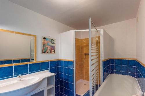 une salle de bain avec une baignoire, un lavabo et une douche dans l'établissement Le Pijouret - Appt avec piscine privée, à Brignoles