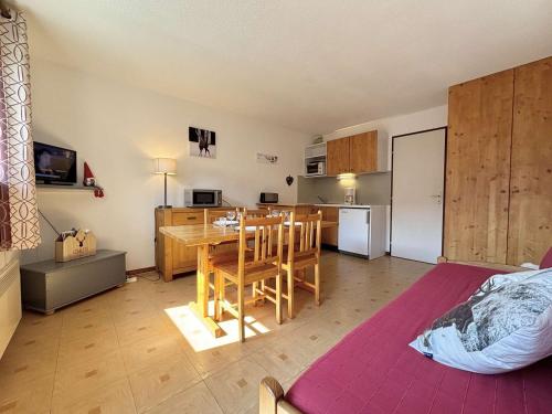 Il dispose d'une cuisine et d'un salon avec une table et un réfrigérateur. dans l'établissement Studio cosy à Notre-Dame-de-Bellecombe, proche des pistes et commerces - 4 pers, balcon, parking - FR-1-595-25, à Notre-Dame-de-Bellecombe