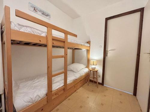 - une chambre avec 2 lits superposés et une porte dans l'établissement Studio cosy à Notre-Dame-de-Bellecombe, proche des pistes et commerces - 4 pers, balcon, parking - FR-1-595-25, à Notre-Dame-de-Bellecombe