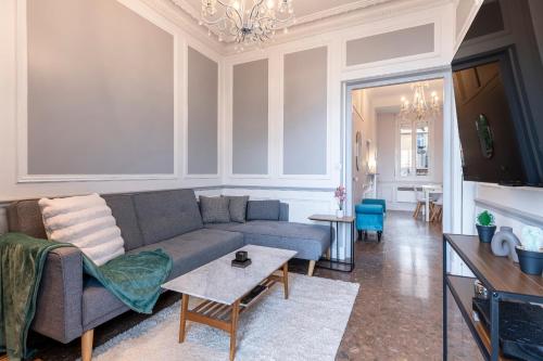 un salon avec un canapé et une table dans l'établissement Monaco Seaview Border - 1bdr flat - 2beds - 4 guests, à Beausoleil