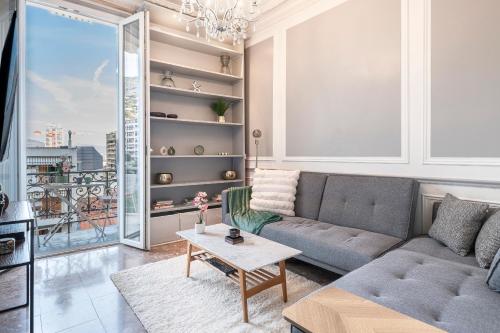 un salon avec un canapé et une table dans l'établissement Monaco Seaview Border - 1bdr flat - 2beds - 4 guests, à Beausoleil