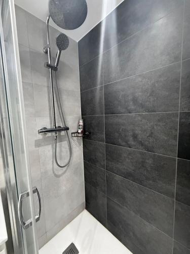 Ένα μπάνιο στο E1, Apartment