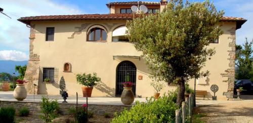 a large house with vases in front of it at Agriturismo il Pino - Bioagricoltura in Monticello