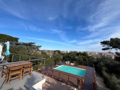 - une piscine au-dessus d'une terrasse à côté dans l'établissement Maison La Falaise avec piscine, à Narbonne-Plage