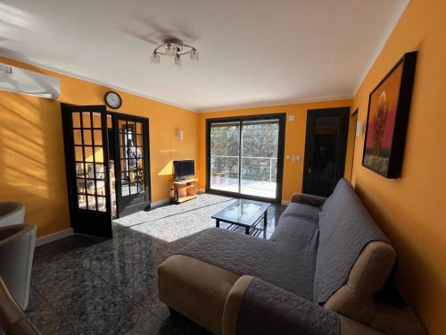 un salon avec un canapé et une table dans l'établissement Maison La Falaise avec piscine, à Narbonne-Plage