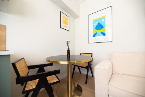 Posezení v ubytování Cosy Studio with Prime Location, Le Marais