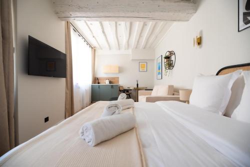 Postel nebo postele na pokoji v ubytování Cosy Studio with Prime Location, Le Marais