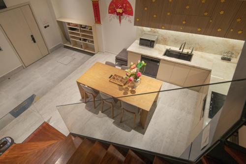 an overhead view of a kitchen with a table and chairs at Thảo Nguyên Homestay in Hanoi