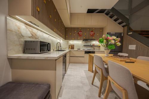a kitchen with a table and chairs and a microwave at Thảo Nguyên Homestay in Hanoi