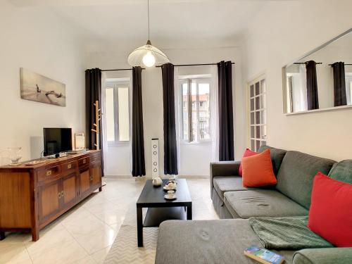 un salon avec un canapé et une télévision dans l'établissement Nestor&Jeeves - BELA VISTA - Central - Near Beach, à Nice