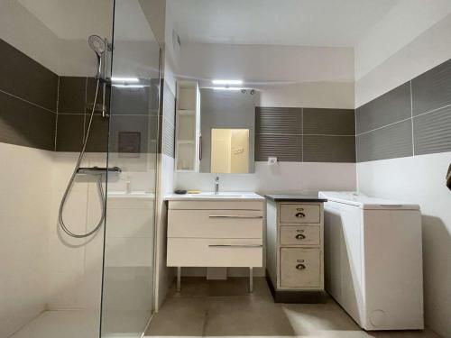 une salle de bain avec douche et lavabo dans l'établissement Charmant 2P climatisé avec terrasse et jardin, centre-ville Le Lavandou - FR-1-308-187, au Lavandou