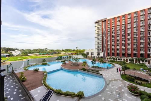 Πισίνα στο ή κοντά στο Modern Minimalist Studio with Balcony & Sunset View