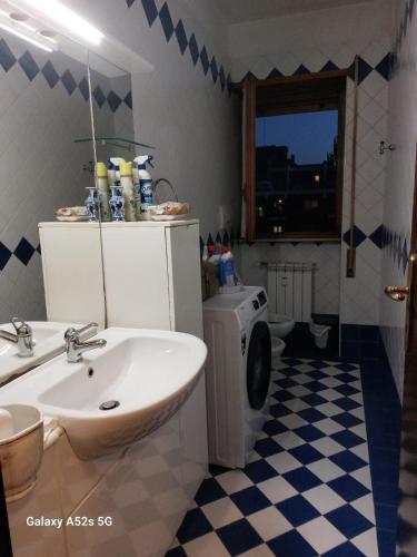 a bathroom with a sink and a washing machine at PUNTO FM Venezia in Venice