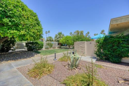 un jardín con plantas, una valla y un edificio en Las Flores Modern Gem, en Palm Springs