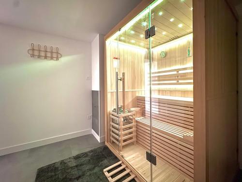 - une douche à l'italienne avec une porte en verre dans l'établissement La sernhacoise, Maison familiale rénovée, sauna, à Sernhac