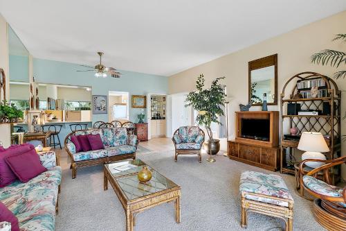 una sala de estar con un sofá y una mesa en Fairways Mtn Views, en Palm Springs