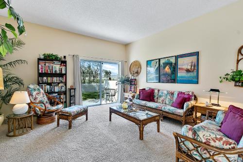 Una sala de estar con dos sofás y una mesa. en Fairways Mtn Views, en Palm Springs