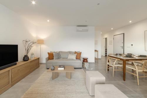 un soggiorno con un divano e un tavolo di Casa LukStian a Nazaré