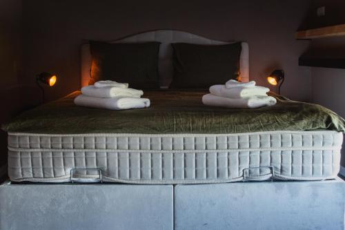 een bed met twee handdoeken bovenop bij Troch & Foarút in Bakkeveen