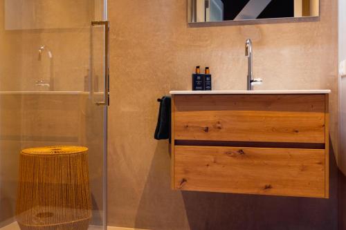 een badkamer met een wastafel en een douche bij Troch & Foarút in Bakkeveen