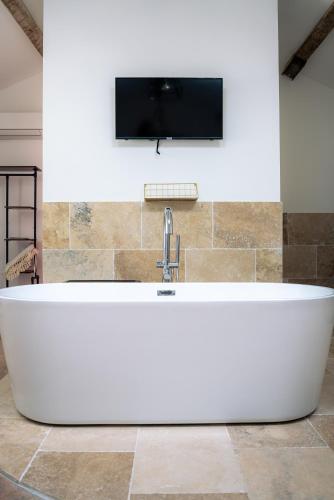 Photo de la galerie de l'établissement Le Castel, La Suit Prestige, à Solliès-Pont