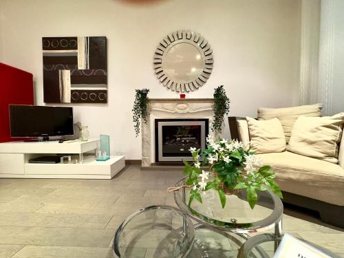 un salon avec un canapé et une cheminée dans l'établissement Dimora André By SCLS Locations, à Cannes