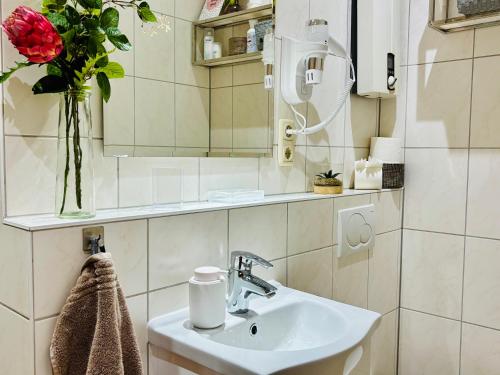 Bagno di MoonDayHomes - TopLocation I 4Persons I Gallery Maisonette Boutique Apartment PERA