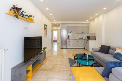 un salon avec un canapé et une table dans l'établissement L38 Hobeika Suite Fleur 7min Walk To Beach,Free Park,Balc&AC, à Nice