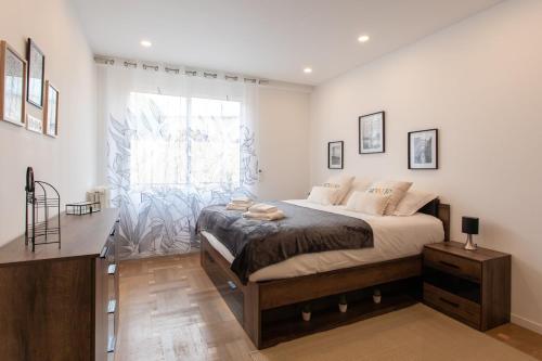 une chambre avec un grand lit et une fenêtre dans l'établissement L38 Hobeika Suite Fleur 7min Walk To Beach,Free Park,Balc&AC, à Nice