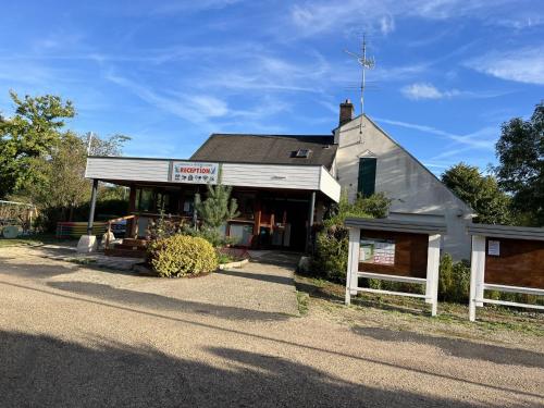 un bâtiment sur le côté de la route dans l'établissement Camping maeva Escapades La Rivière Dorée, à Bagneaux-sur-Loing