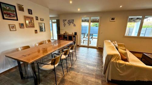 une salle à manger avec une grande table et des chaises en bois dans l'établissement La Villa des Rosiers, à Prades-le-Lez