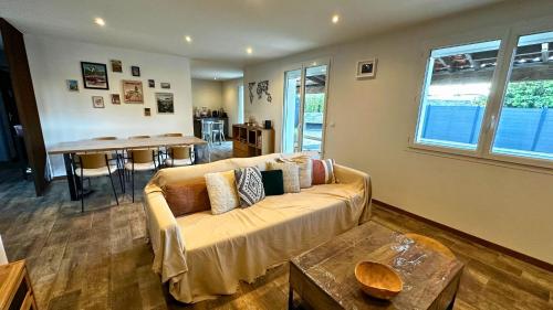 un salon avec un canapé et une table dans l'établissement La Villa des Rosiers, à Prades-le-Lez