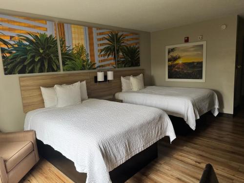 Una cama o camas en una habitación de Days Inn by Wyndham Mauldin/Greenville