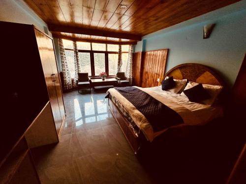 Postel nebo postele na pokoji v ubytování Hotel Maya Residency Manali