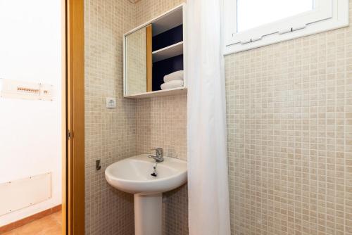 a bathroom with a sink and a mirror at Rentalmar Brisas in Miami Platja