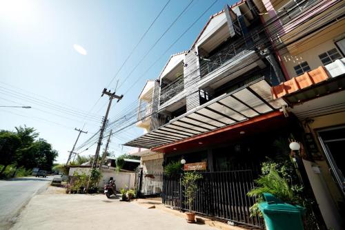 a building with awning on the side of a street at OYO 465 Krung Kao Traveller Lodge in Phra Nakhon Si Ayutthaya