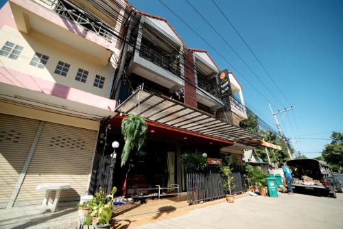 a building on a street with a building at OYO 465 Krung Kao Traveller Lodge in Phra Nakhon Si Ayutthaya