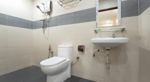 Bilik mandi di Hotel O Jasin