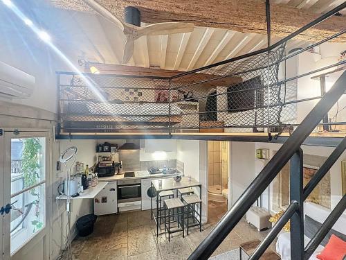 Cette chambre dispose d'une cuisine avec une mezzanine. dans l'établissement Le studio Mezz, charmant studio avec mezzanine, à Montpellier