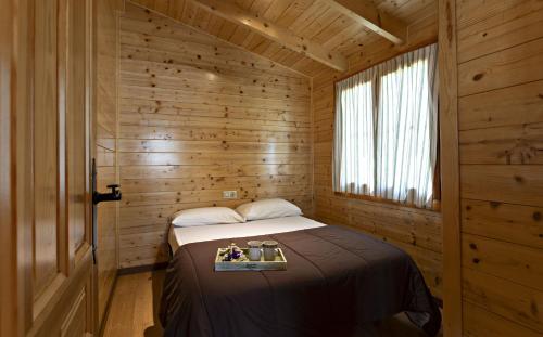 Postel nebo postele na pokoji v ubytování Bungalows - Càmping El Solsonès