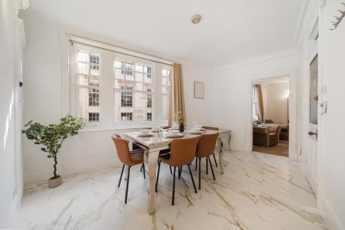 a dining room with a table and chairs at Prime Soho 3-Bedroom Apartment Steps from Piccadilly and Chinatown! No Lift 3GH in London