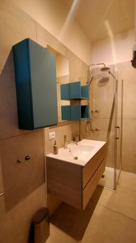 a bathroom with a sink and a shower at Appartamento trilocale FRONTE MARE con SPIAGGIA INCLUSA Taunus vacanze cod 494 in Marcelli