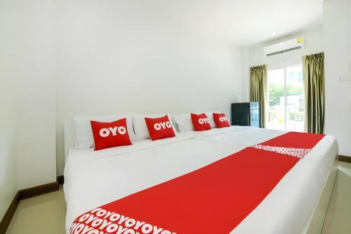 Ένα ή περισσότερα κρεβάτια σε δωμάτιο στο OYO 350 Mae Saeng Place